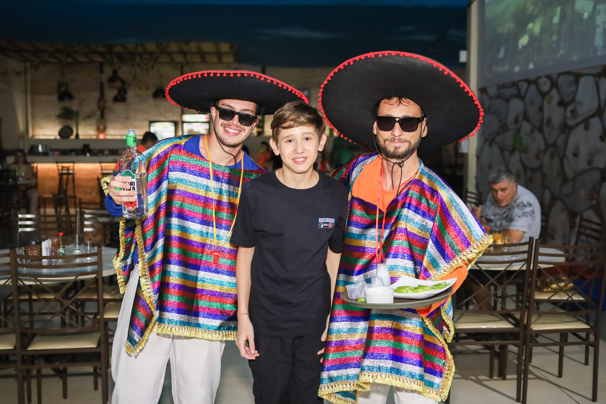 Aniversário infantil no Buffet Magic Day em Araraquara, com decoração temática TikTok e a aniversariante Malu comemorando seus 8 anos.