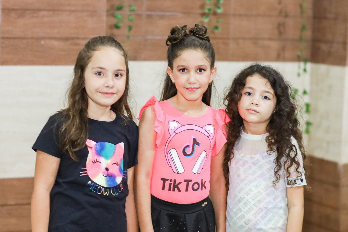 Aniversário infantil no Buffet Magic Day em Araraquara, com decoração temática TikTok e a aniversariante Malu comemorando seus 8 anos.