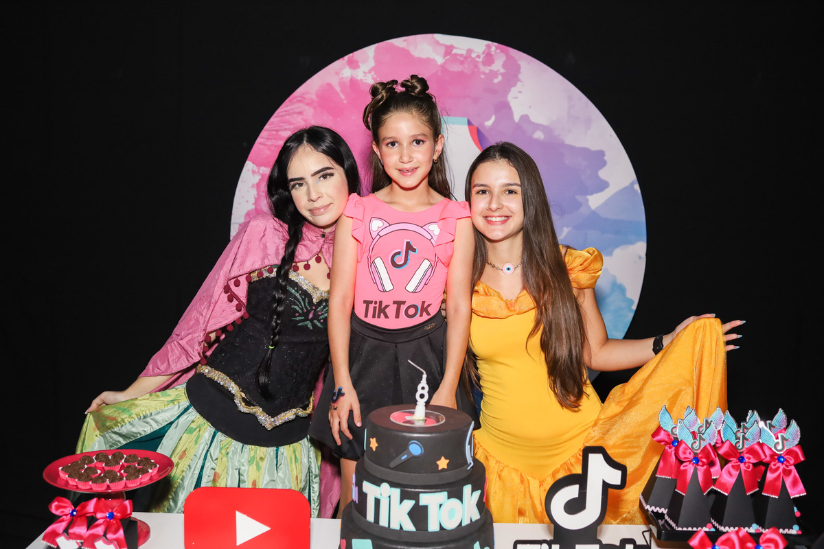 Aniversário infantil no Buffet Magic Day em Araraquara, com decoração temática TikTok e a aniversariante Malu comemorando seus 8 anos.