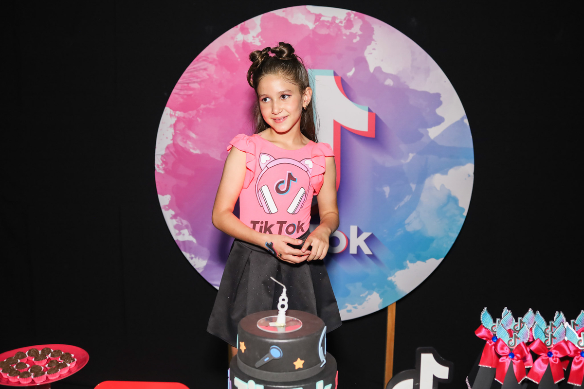 Aniversário infantil no Buffet Magic Day em Araraquara, com decoração temática TikTok e a aniversariante Malu comemorando seus 8 anos.