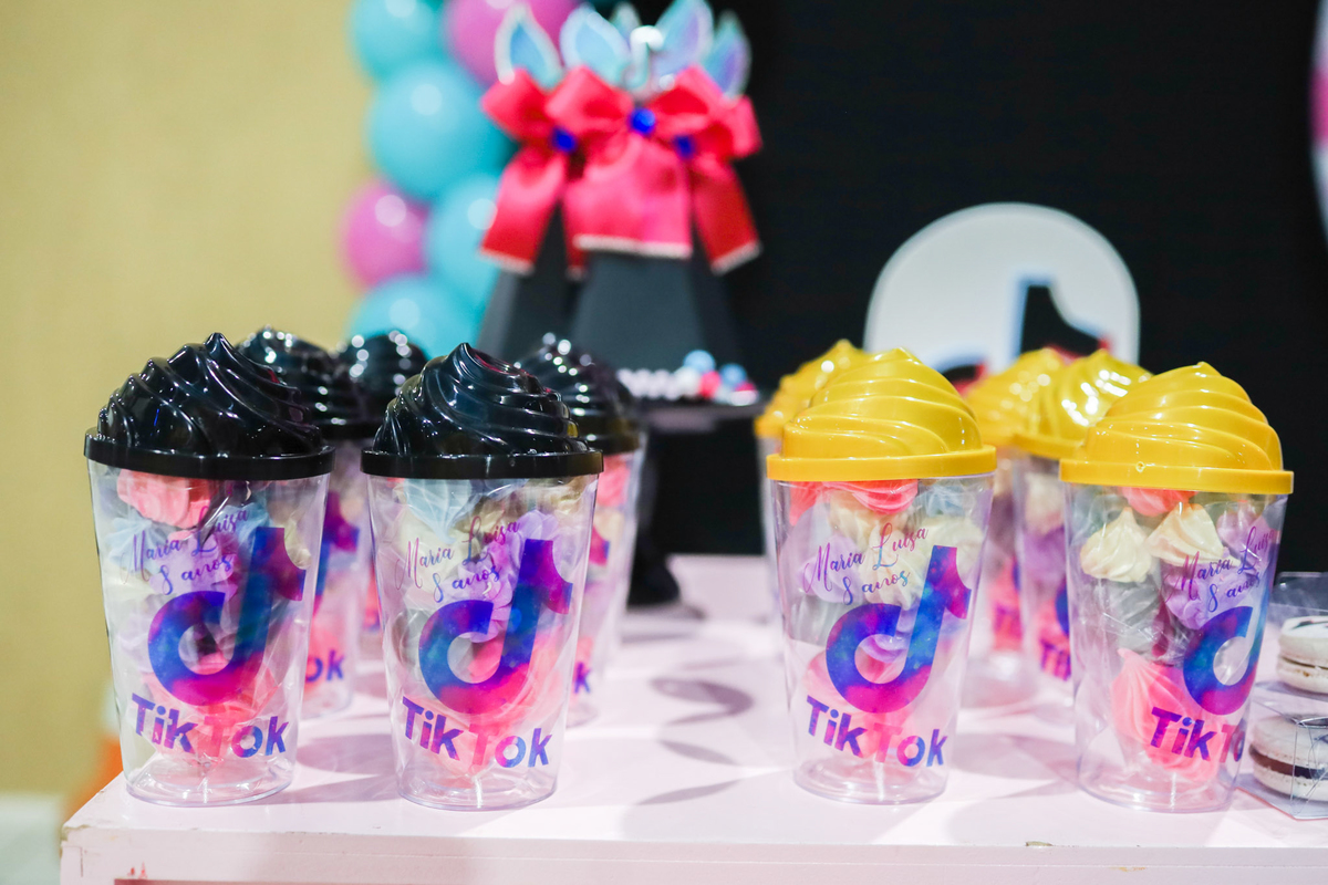 Aniversário infantil no Buffet Magic Day em Araraquara, com decoração temática TikTok e a aniversariante Malu comemorando seus 8 anos