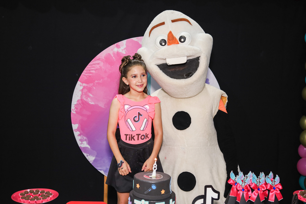 Aniversário infantil no Buffet Magic Day em Araraquara, com decoração temática TikTok e a aniversariante Malu comemorando seus 8 anos.