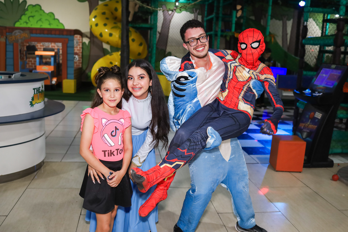 Aniversário infantil no Buffet Magic Day em Araraquara, com decoração temática TikTok e a aniversariante Malu comemorando seus 8 anos.