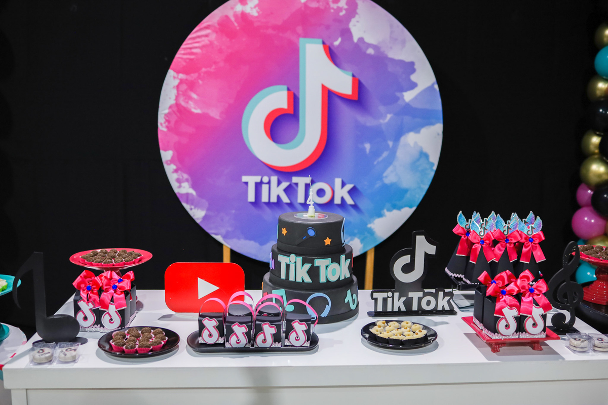 Aniversário infantil no Buffet Magic Day em Araraquara, com decoração temática TikTok e a aniversariante Malu comemorando seus 8 anos
