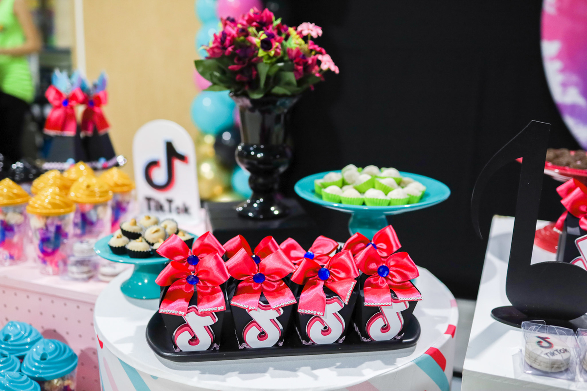 Aniversário infantil no Buffet Magic Day em Araraquara, com decoração temática TikTok e a aniversariante Malu comemorando seus 8 anos