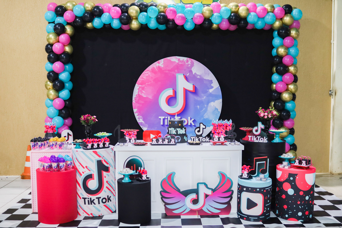 Fotografia profissional de festa infantil com o tema TikTok no Magic Day Buffet Park em Araraquara, por Ludimila Morais.
