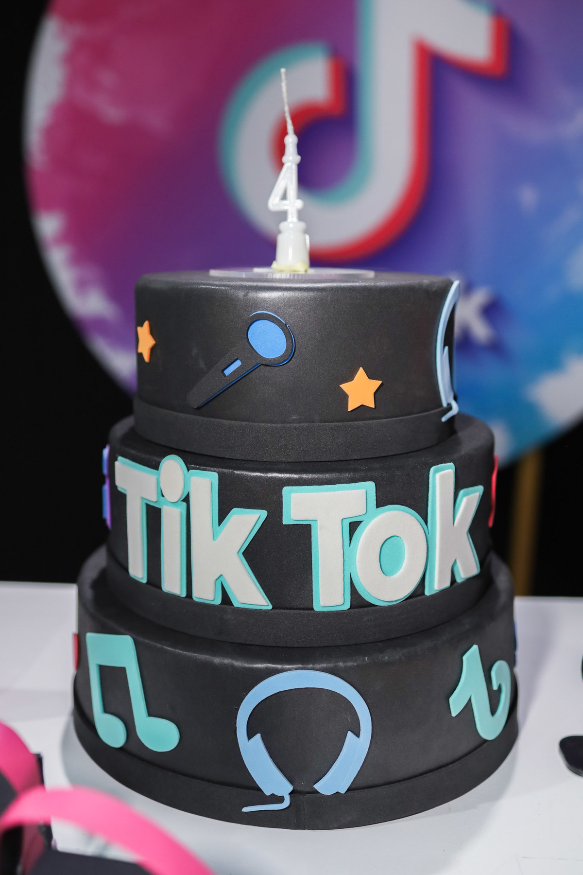 Aniversário infantil no Buffet Magic Day em Araraquara, com decoração temática TikTok e a aniversariante Malu comemorando seus 8 anos