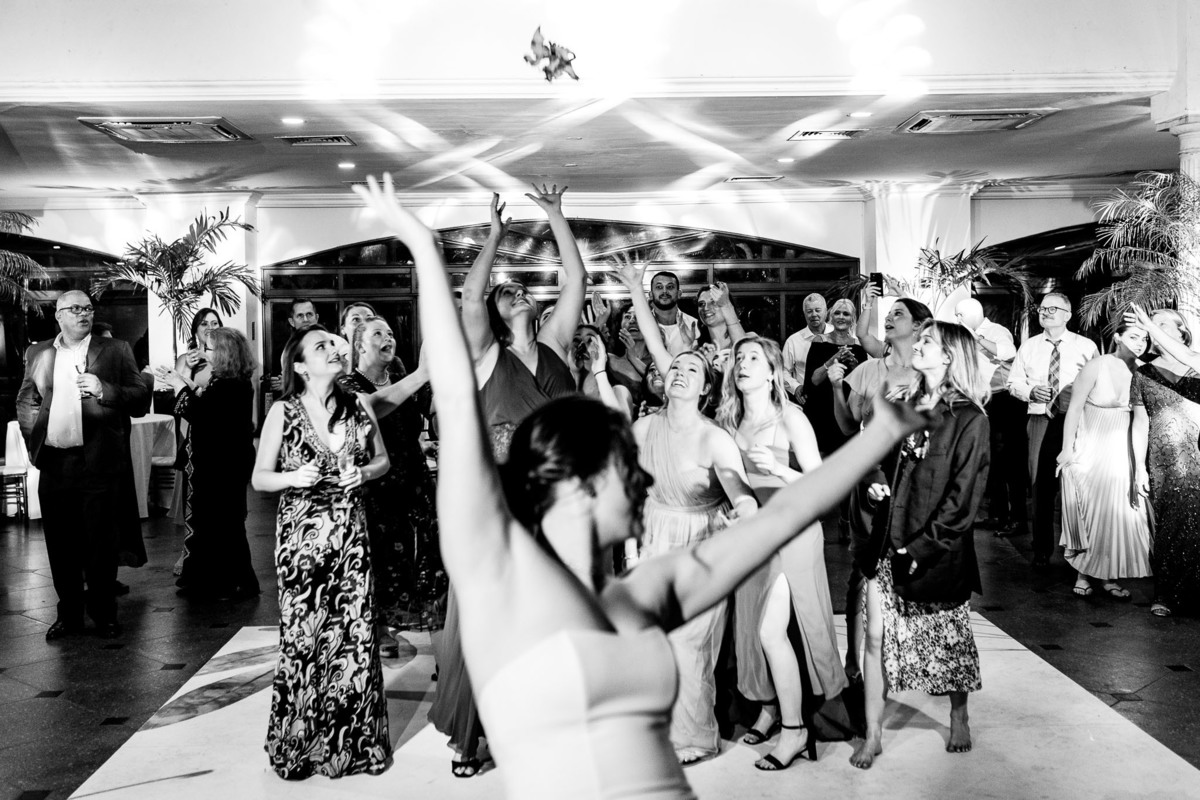 Casamento ao ar livre na Villa Riso | Tati e  Tyler | Fotografia de Casamento - RJ. Mais um Lindo casamento, e olha que ao longo desses anos já fotografamos mais de 300 casamentos, somos os fotógrafos de casamento mais abençoados do Rio de Janeiro.