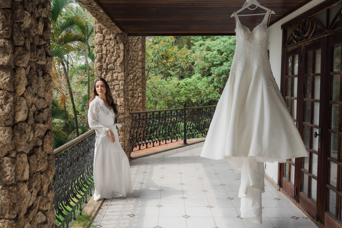 vestido-noiva-pendurado-varanda-maison-cascade.jpg