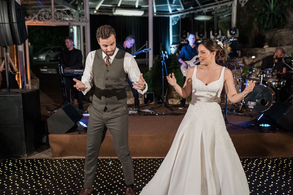 noivos-dancando-diversao-festa-casamento.jpg