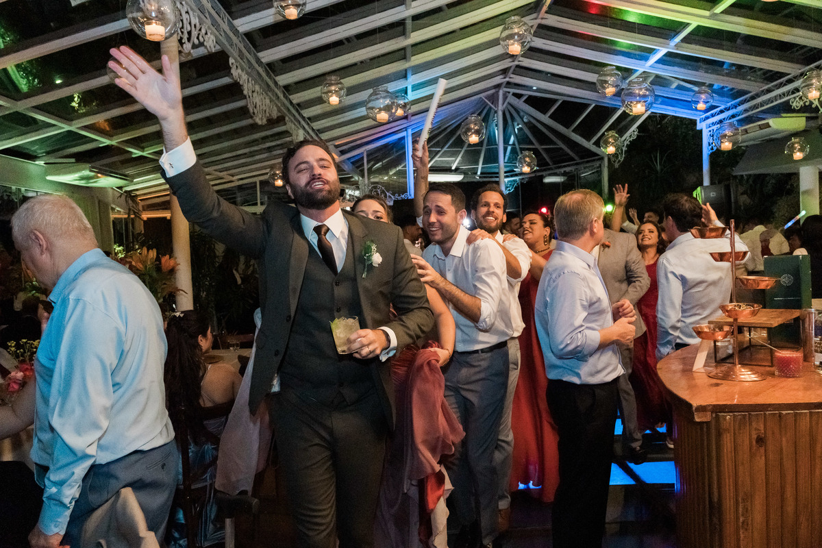 convidados-dancando-animacao-festa-casamento.jpg
