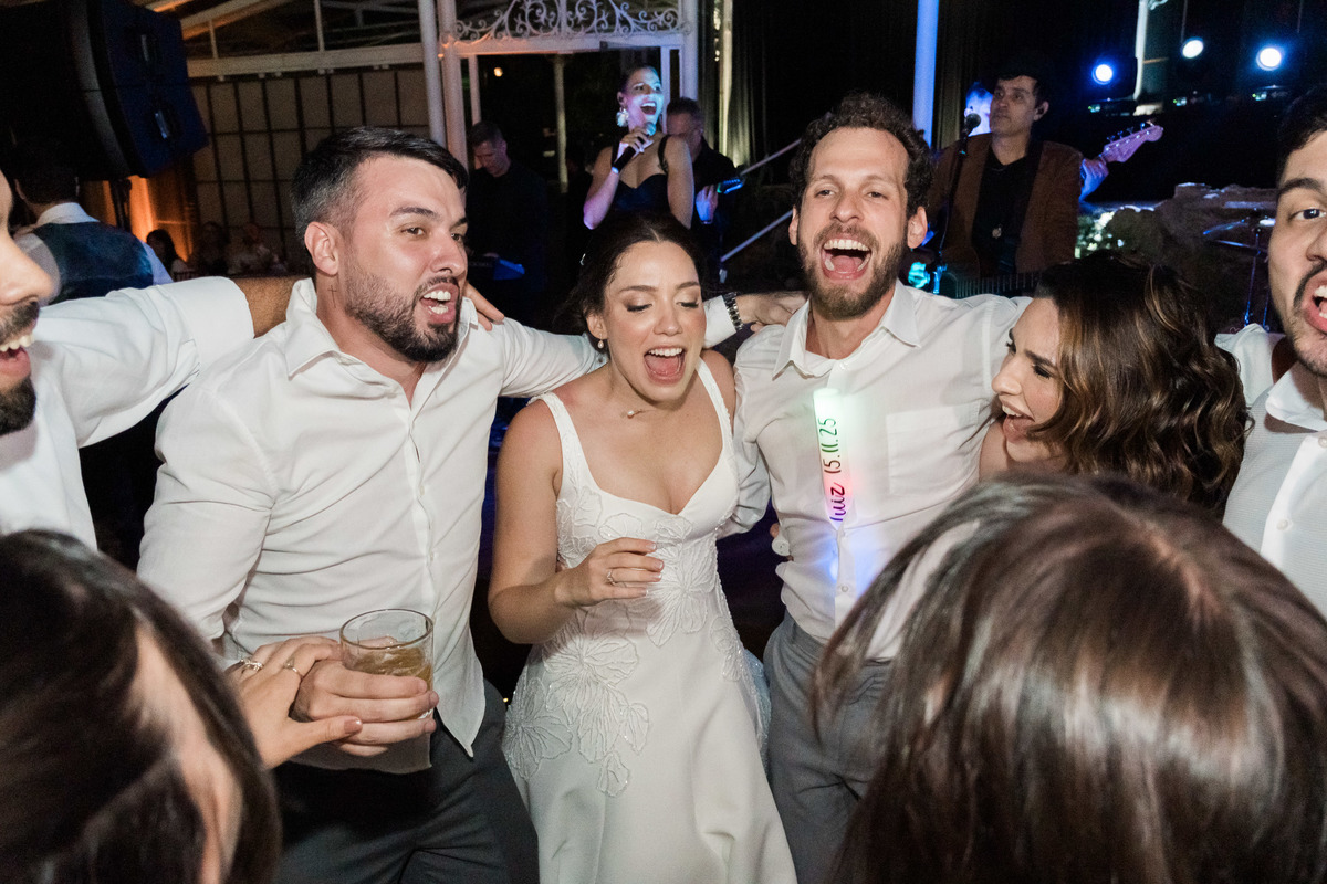 noivos-amigos-dancando-festa-casamento.jpg