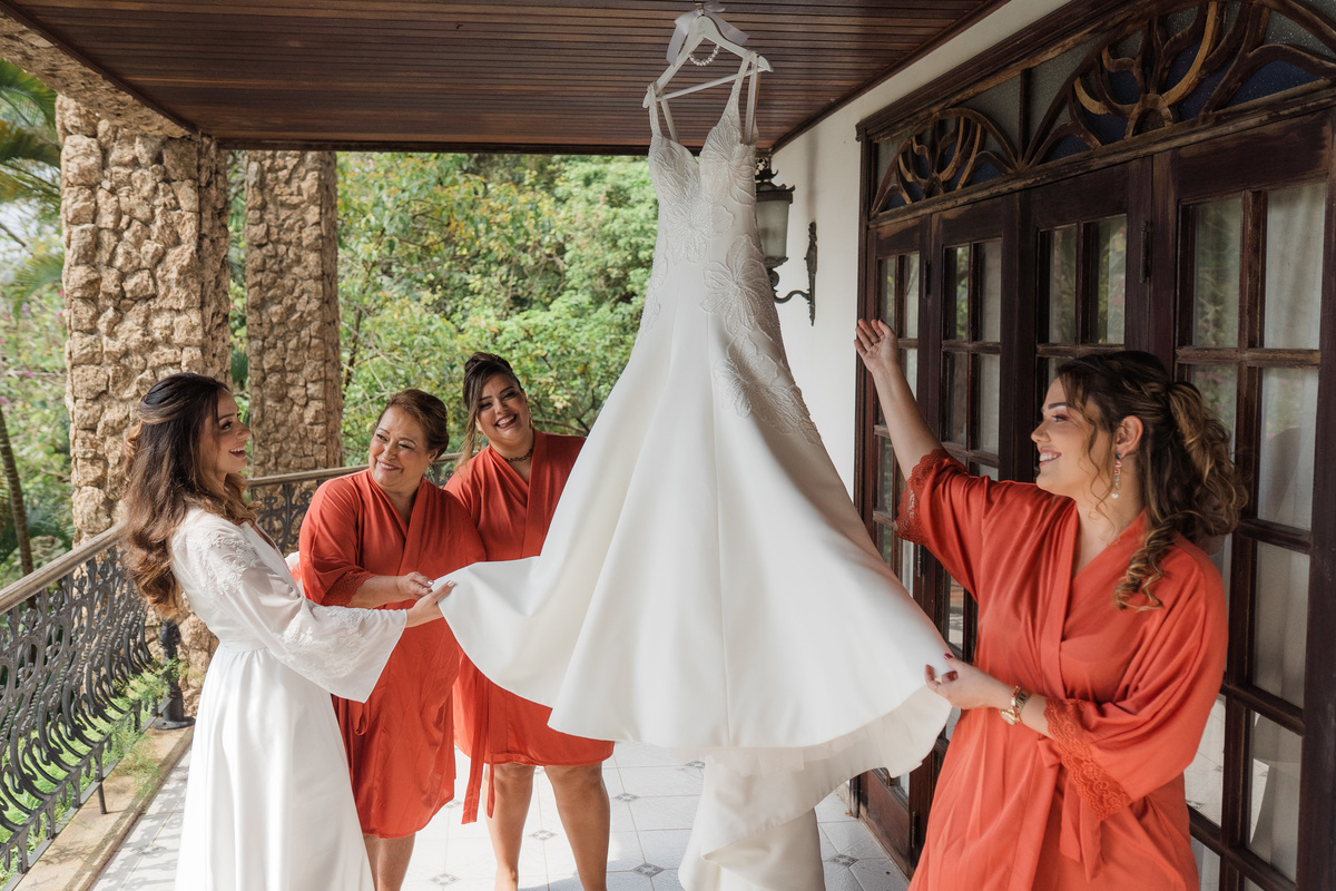 madrinhas-ajudando-vestido-noiva-making-of.jpg