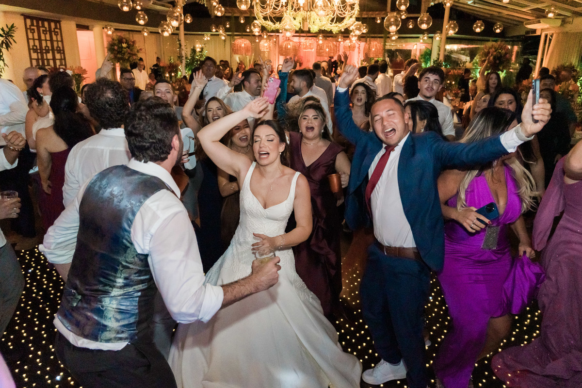 festa-casamento-noivos-celebracao-final.jpg