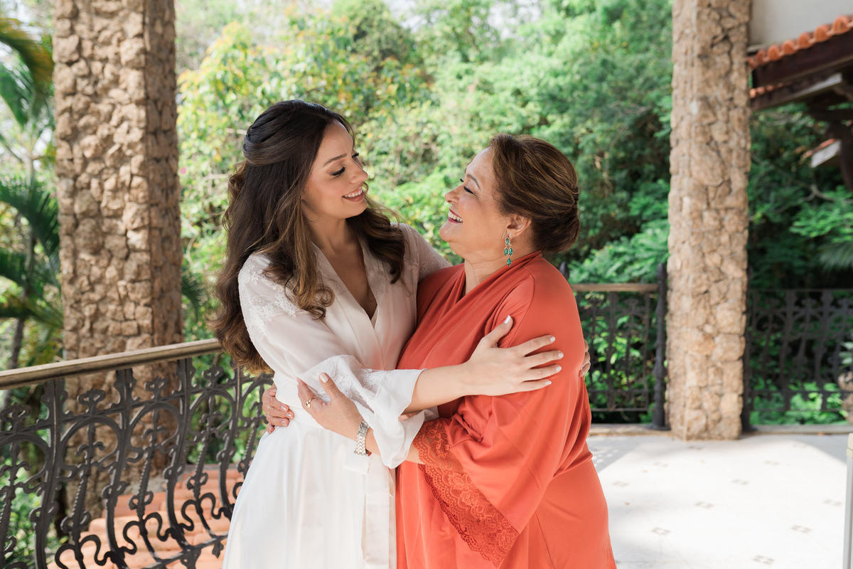 noiva-mae-abraco-emocao-preparacao-casamento.jpg