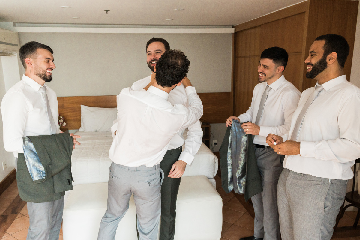 padrinhos-ajudando-noivo-preparacao-casamento.jpg