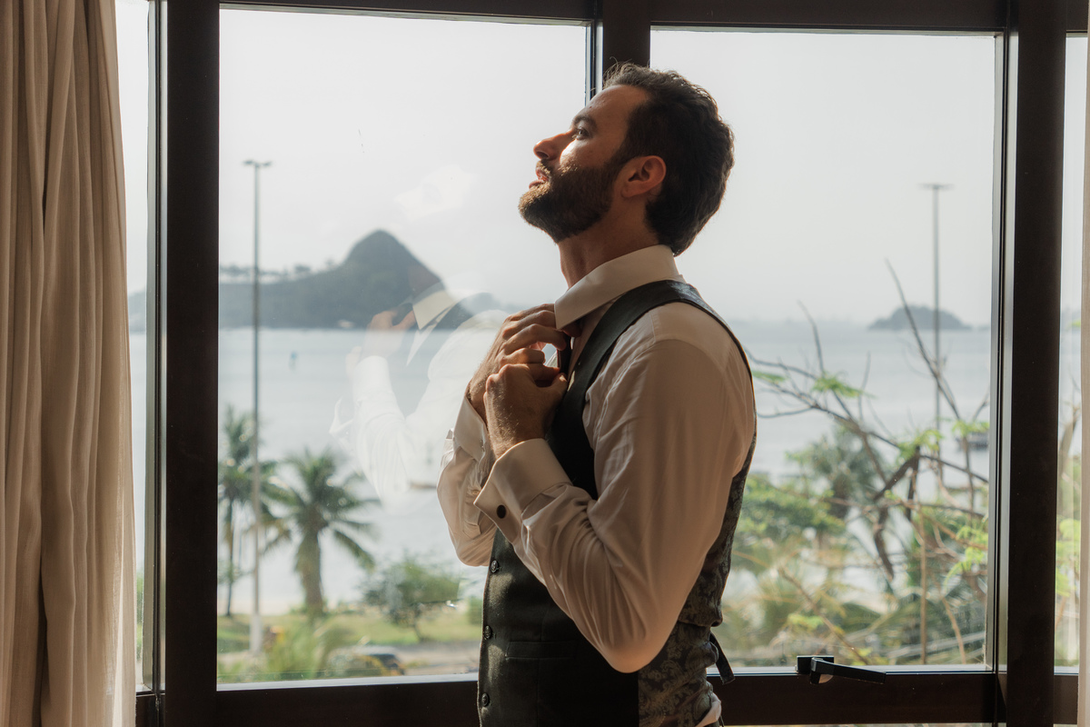 noivo-janela-luz-natural-retrato-casamento.jpg