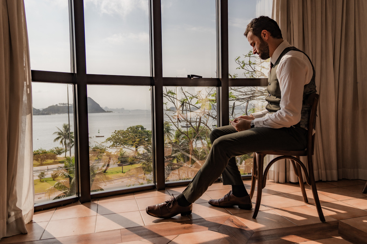 noivo-sentado-reflexao-vista-mar-casamento.jpg