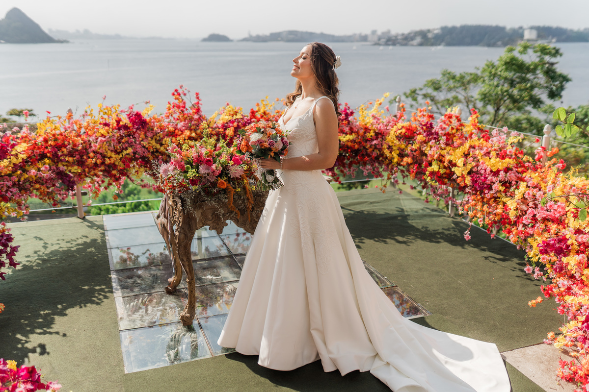 noiva-altar-decoracao-flores-casamento-maison-cascade.jpgnoiva-altar-floral-vista-mar-casamento-niteroi.jpg