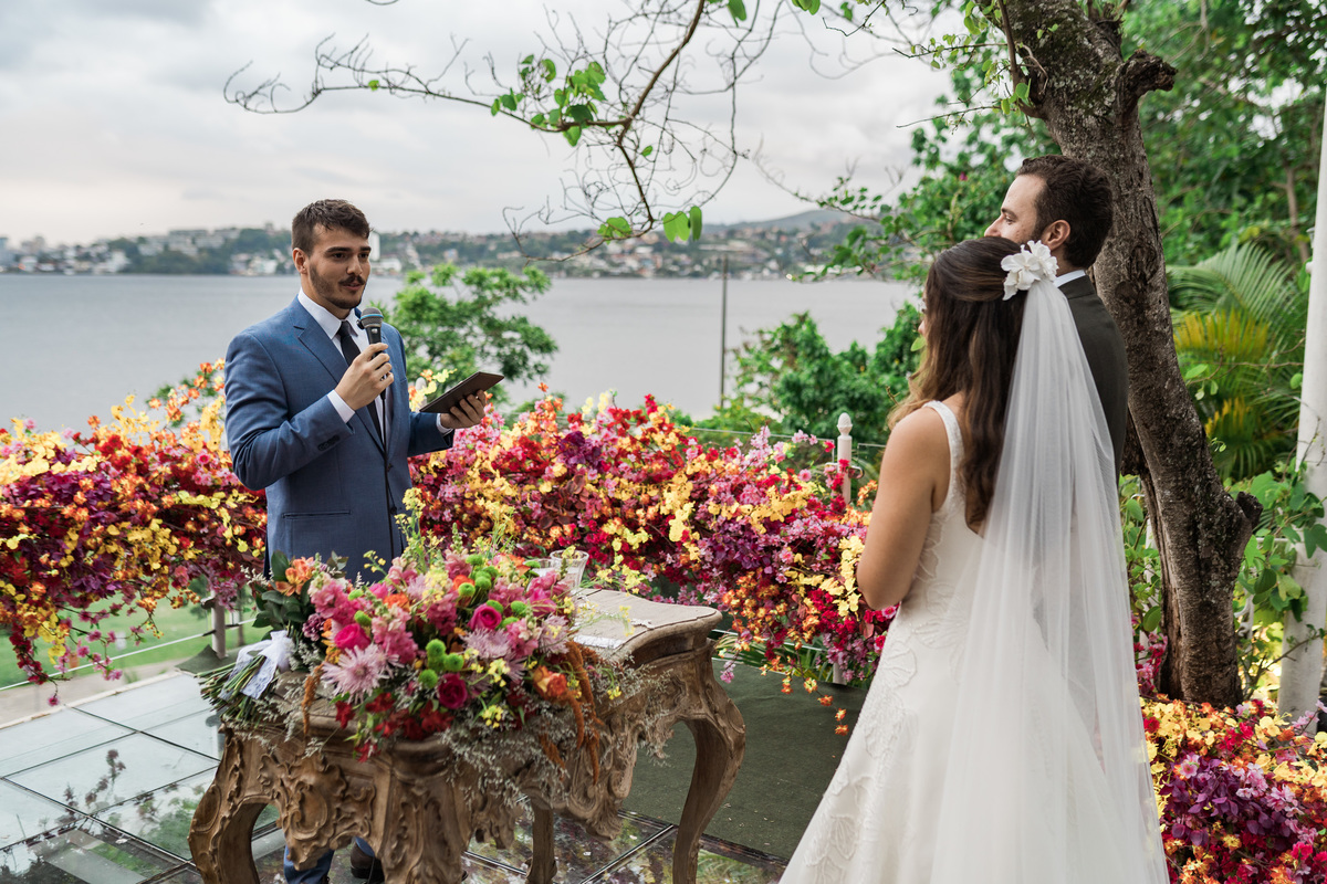 votos-casamento-noivos-altar-vista-mar.jpg