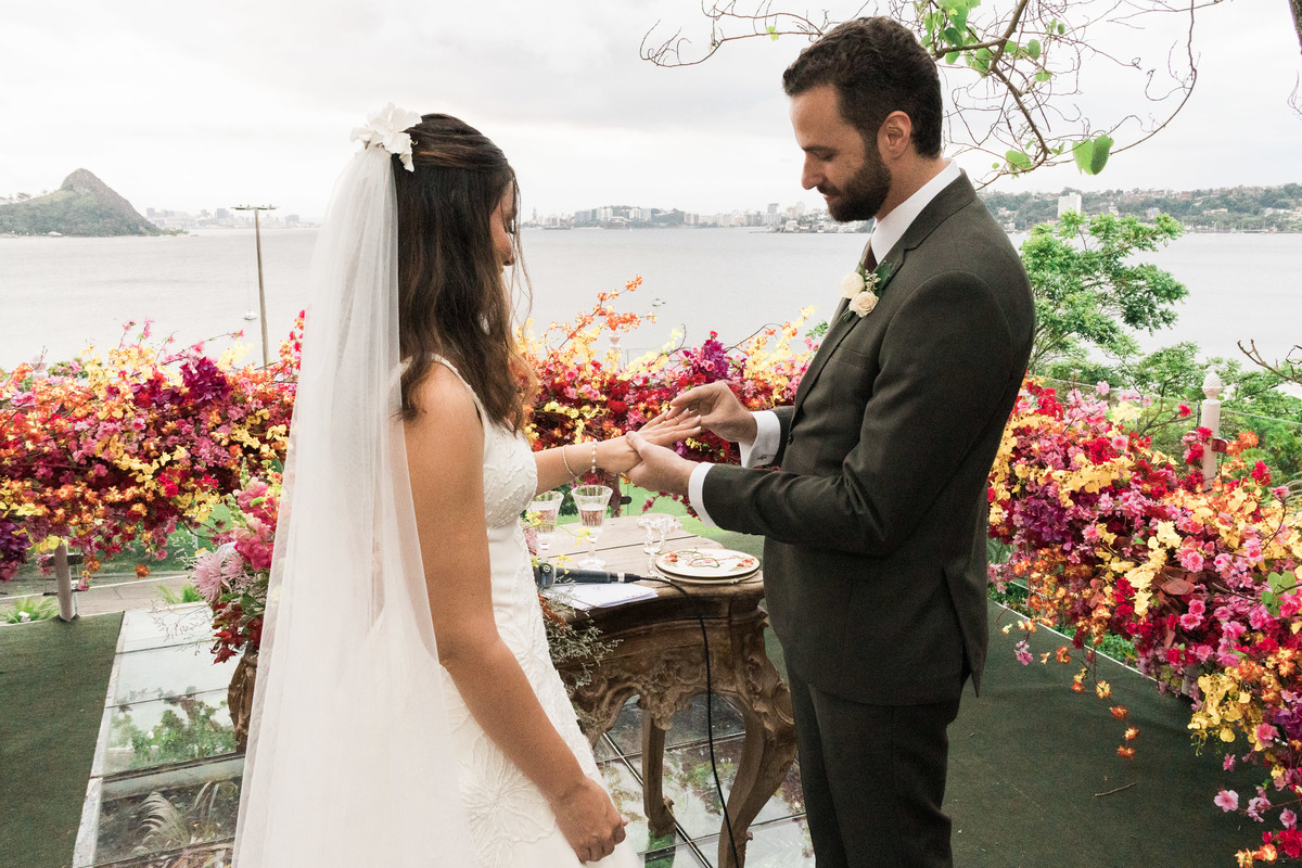 troca-aliancas-casamento-noivos-altar.jpg