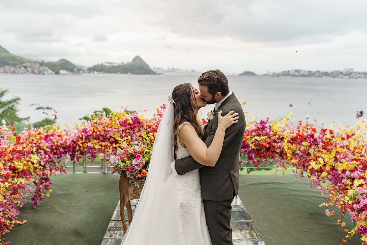 noivos-beijo-altar-vista-mar-maison-cascade.jpg