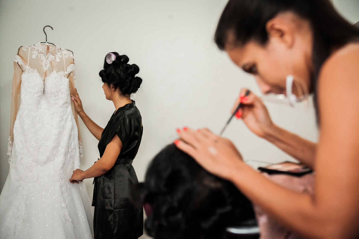 Fotografia  RJ -  Fotógrafo de Casamento - Casamento Radriely e Adson - Casamento em Posse Goiás - Casamento Regional - Dois Focus Fotografia de Casamento - Fotografia documental de casamento - Making of da noiva - Noiva olhando para o vestido. 