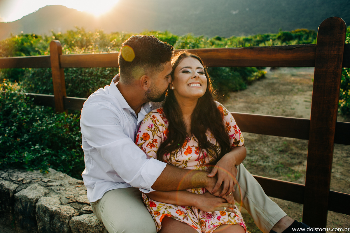 Dois focus - Fotografia RJ - Ensaio pré casamento - Pré wedding - Fotografia de casamento RJ - Ensaio Casal - Ensaio de noivos - Rio de Janeiro - Ensaio pré casamento Letícia e natanael - Ensaio em grumari - Fim de tarde em grumari - Ensaio em grumari.