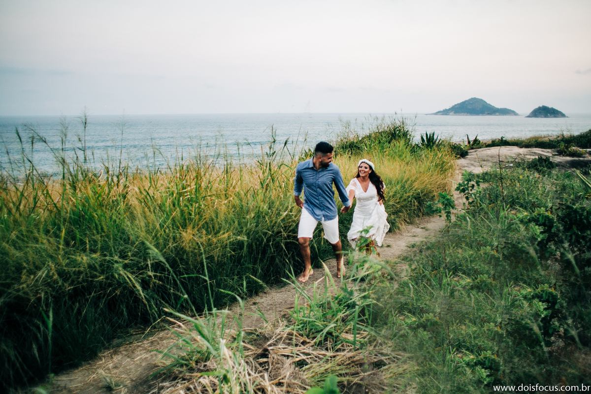 Dois focus - Fotografia RJ - Ensaio pré casamento - Pré wedding - Fotografia de casamento RJ - Ensaio Casal - Ensaio de noivos - Rio de Janeiro - Ensaio pré casamento Letícia e natanael - Ensaio em grumari - Fim de tarde em grumari - Ensaio em grumari.