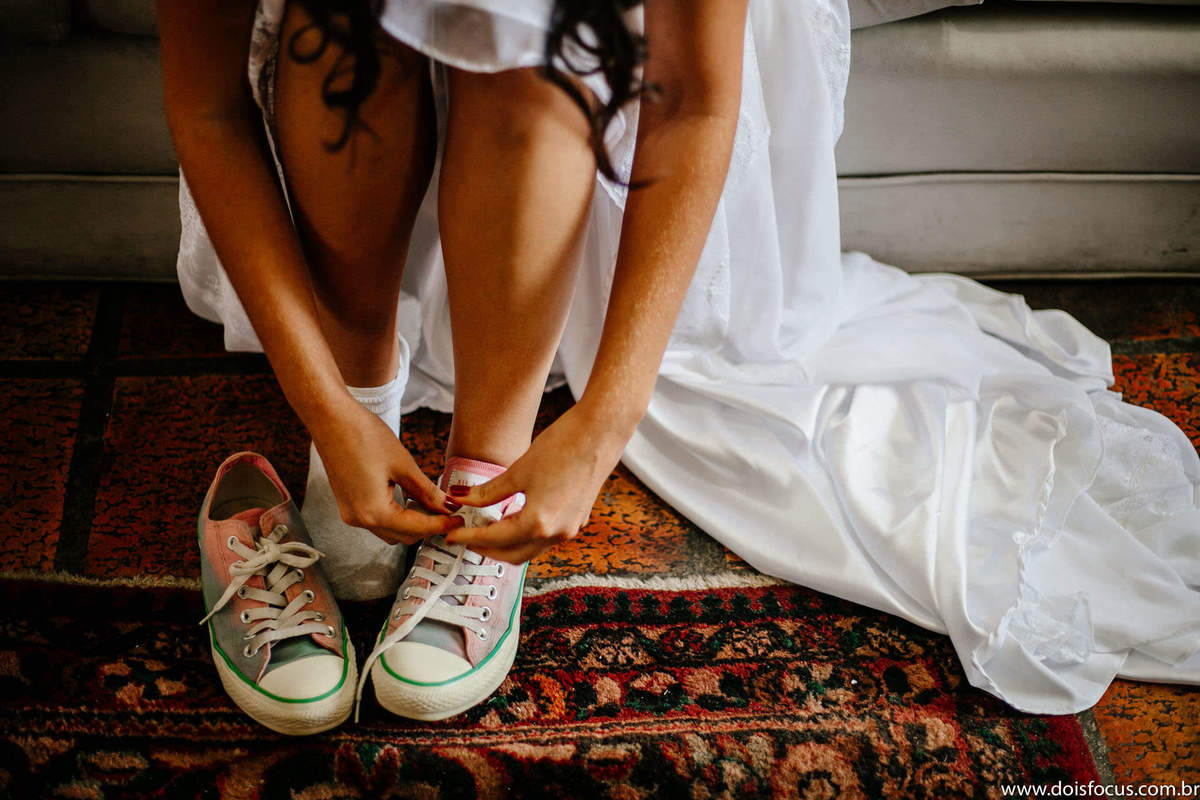 Fotografia  RJ -  Fotógrafo de Casamento - Casamento Juliana e Gabriel - Dois Focus Fotografia de Casamento - Making of noiva - Fotografia de casamento - Sapato da noiva.