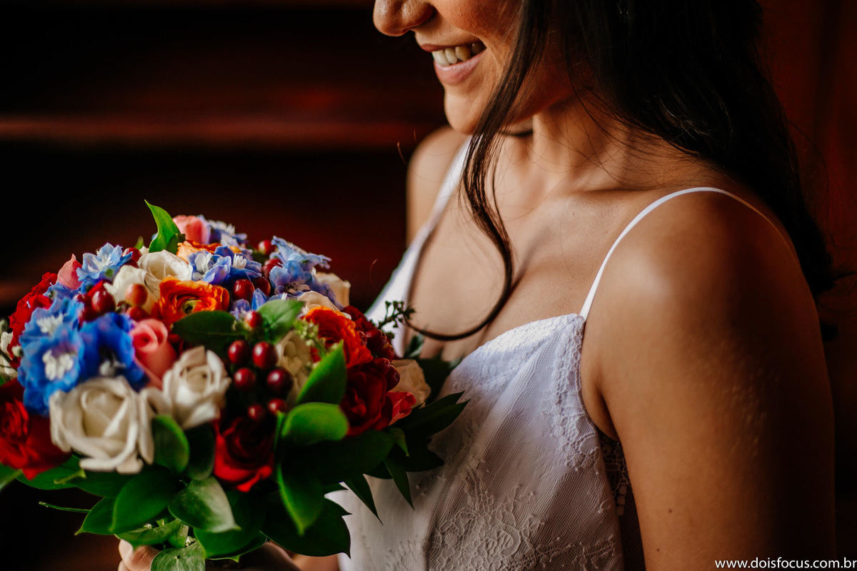 Fotografia  RJ -  Fotógrafo de Casamento - Casamento Juliana e Gabriel - Dois Focus Fotografia de Casamento - Making of noiva - Fotografia de casamento - Fotografia de casamento RJ - Noiva olhando para o buquê. 