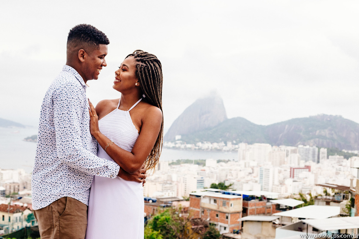 Fotografia  RJ - Préwedding - Ensaio no  Centro Rio de Janeiro - Fotógrafo de Casamento -  Ensaio Daiene e Jorge - Dois Focus Fotografia de Casamento - Corcovado - Comunidade Tavares Bastos - Ensaio casal - Ensaio pré casamento.