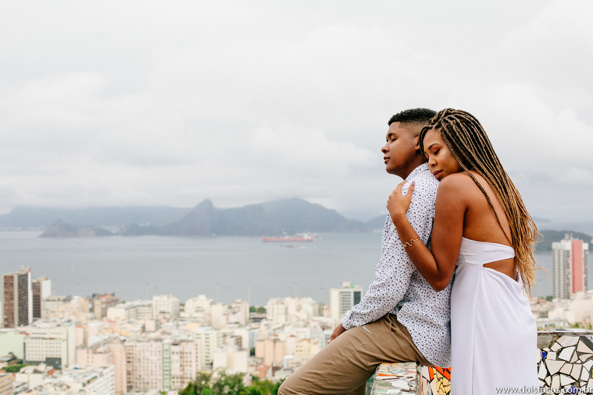 Fotografia  RJ - Préwedding - Ensaio no  Centro Rio de Janeiro - Fotógrafo de Casamento -  Ensaio Daiene e Jorge - Dois Focus Fotografia de Casamento - Rio de janeiro - Ensaio casal - Ensaio pré casamento - Comunidade Tavares Bastos - The maze rio.