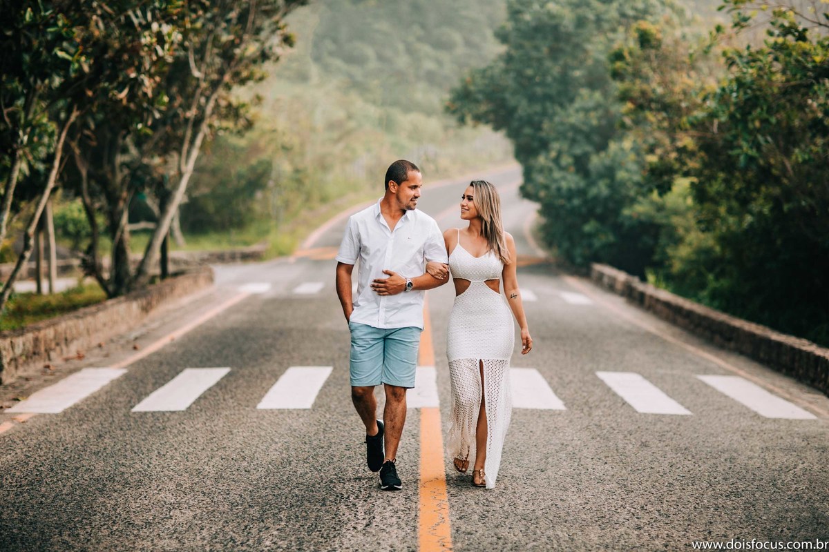  Casal apaixonado  caminha em Grumari  - ensaio de noivado -  pré casamento - prewedding - Samyla e Rafael