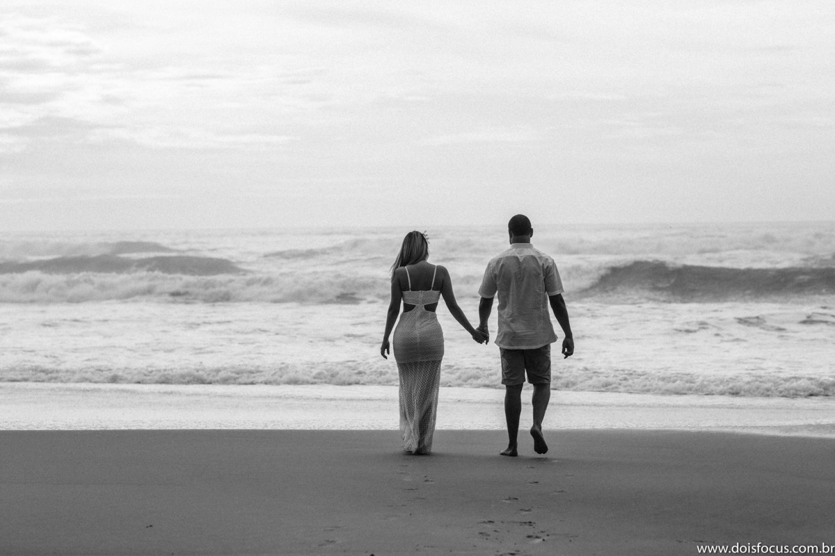  Casal apaixonado em Grumari  - ensaio de noivado -  pré casamento - prewedding - Samyla e Rafael