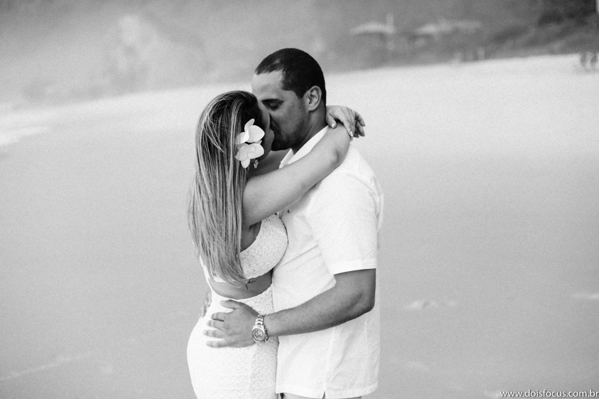  Casal apaixonado em Grumari  - ensaio de noivado -  pré casamento - prewedding - Samyla e Rafael