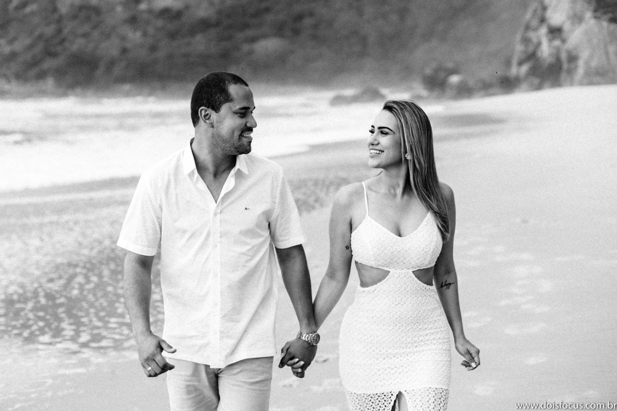  Casal apaixonado de mãos dadas em Grumari  - ensaio de noivado -  pré casamento - prewedding - Samyla e Rafael