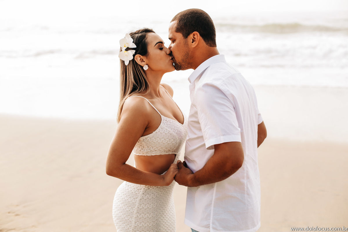  Casal apaixonado em Grumari  - ensaio de noivado -  pré casamento - prewedding - Samyla e Rafael