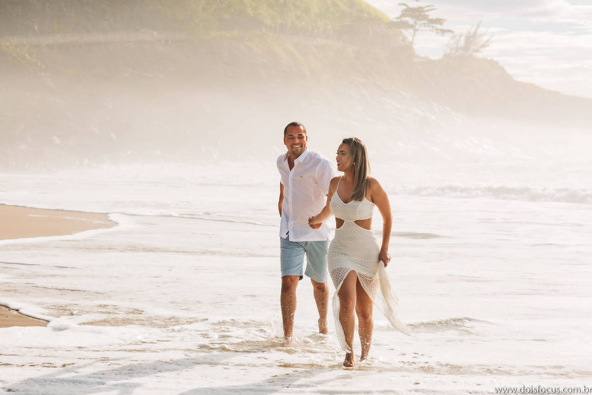  Casal apaixonado em Grumari  - ensaio de noivado -  pré casamento - prewedding - Samyla e Rafael