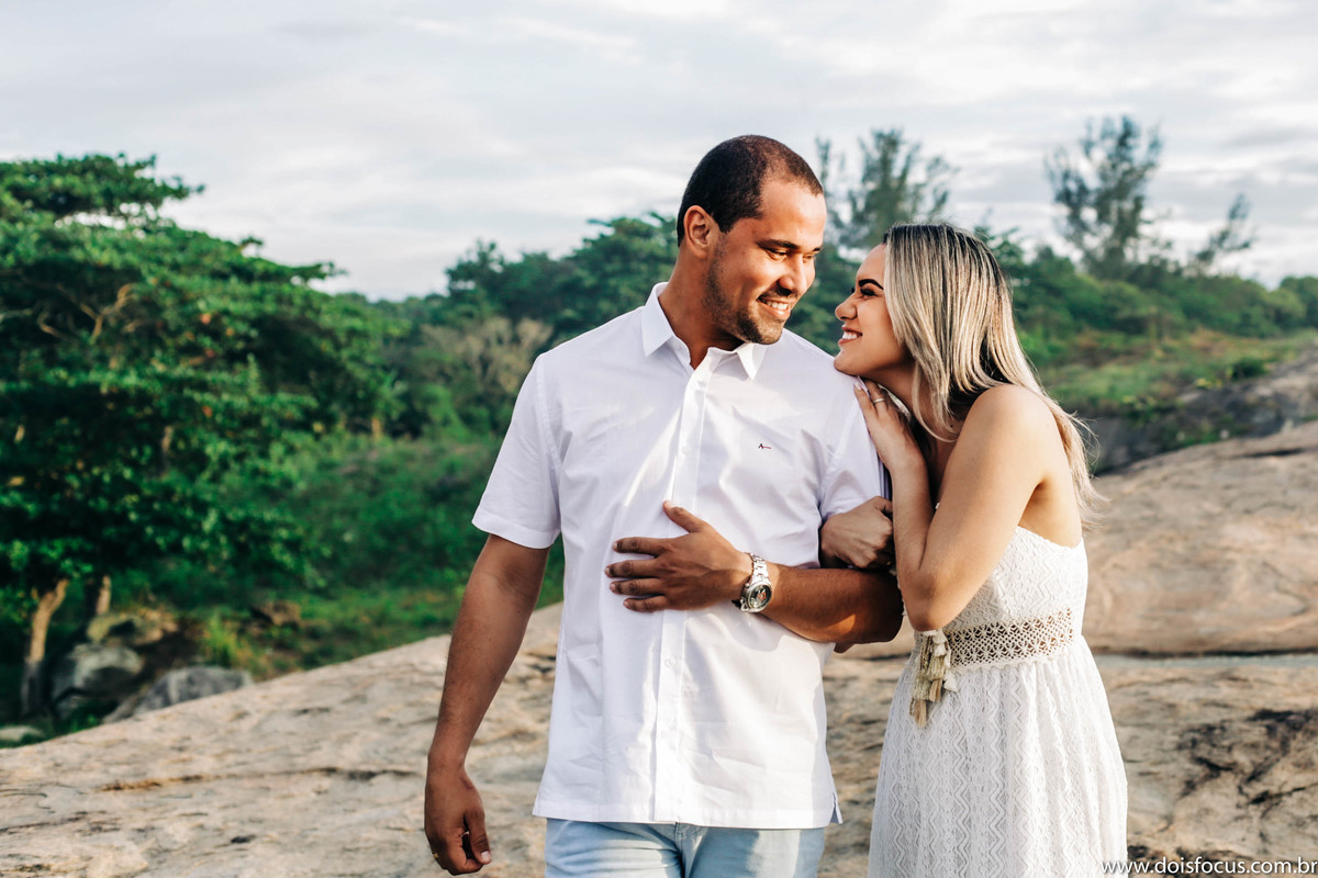 Noivos apaixonados trocam olhares - Caricias - ensaio de noivado -  pré casamento - prewedding - Samyla e Rafael