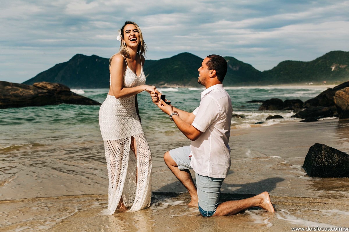  Pedido de casamento na praia - Casal apaixonado em Grumari  - ensaio de noivado -  pré casamento - prewedding - Samyla e Rafael