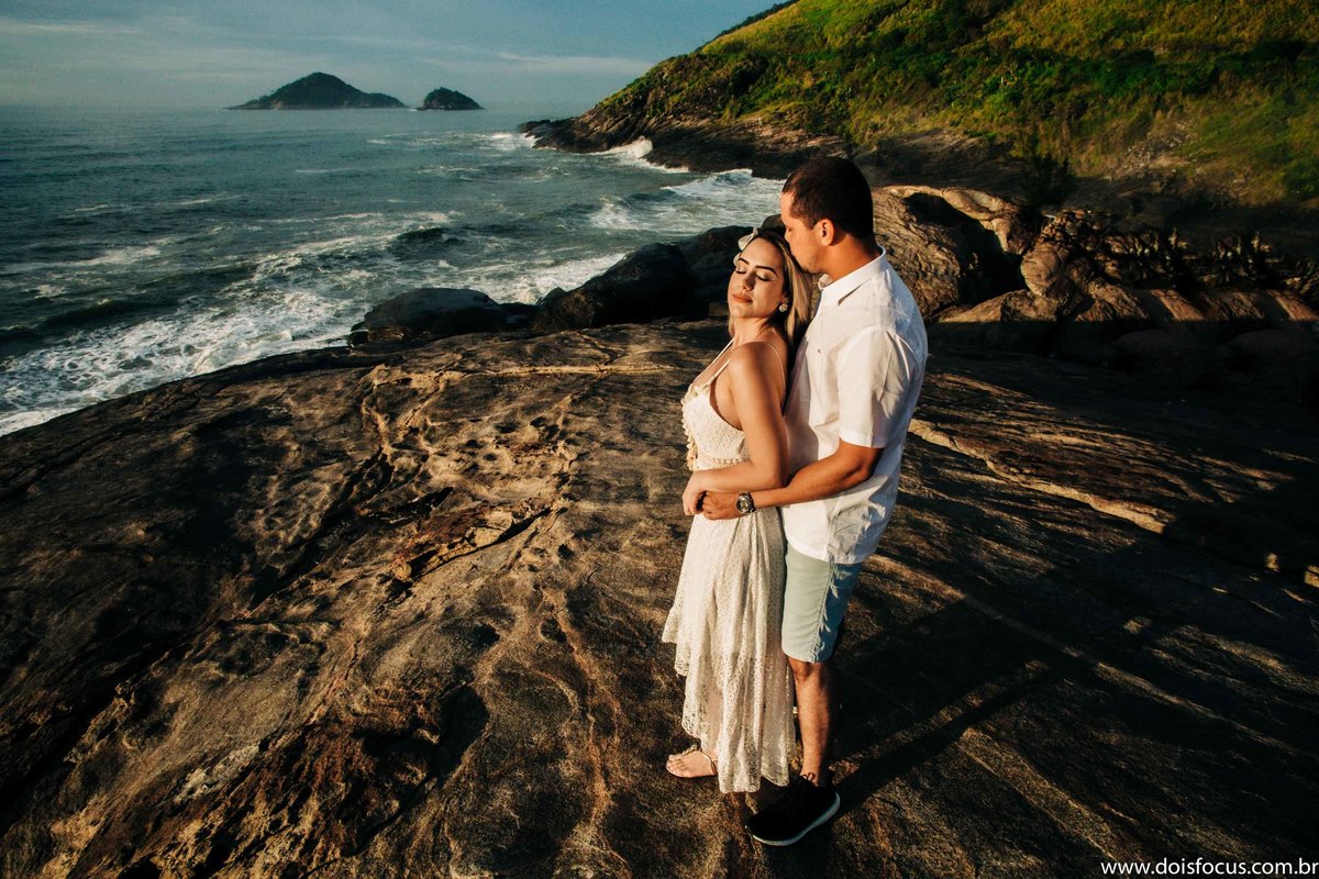  Casal apaixonado em Grumari  - ensaio de noivado -  pré casamento - prewedding - Samyla e Rafael