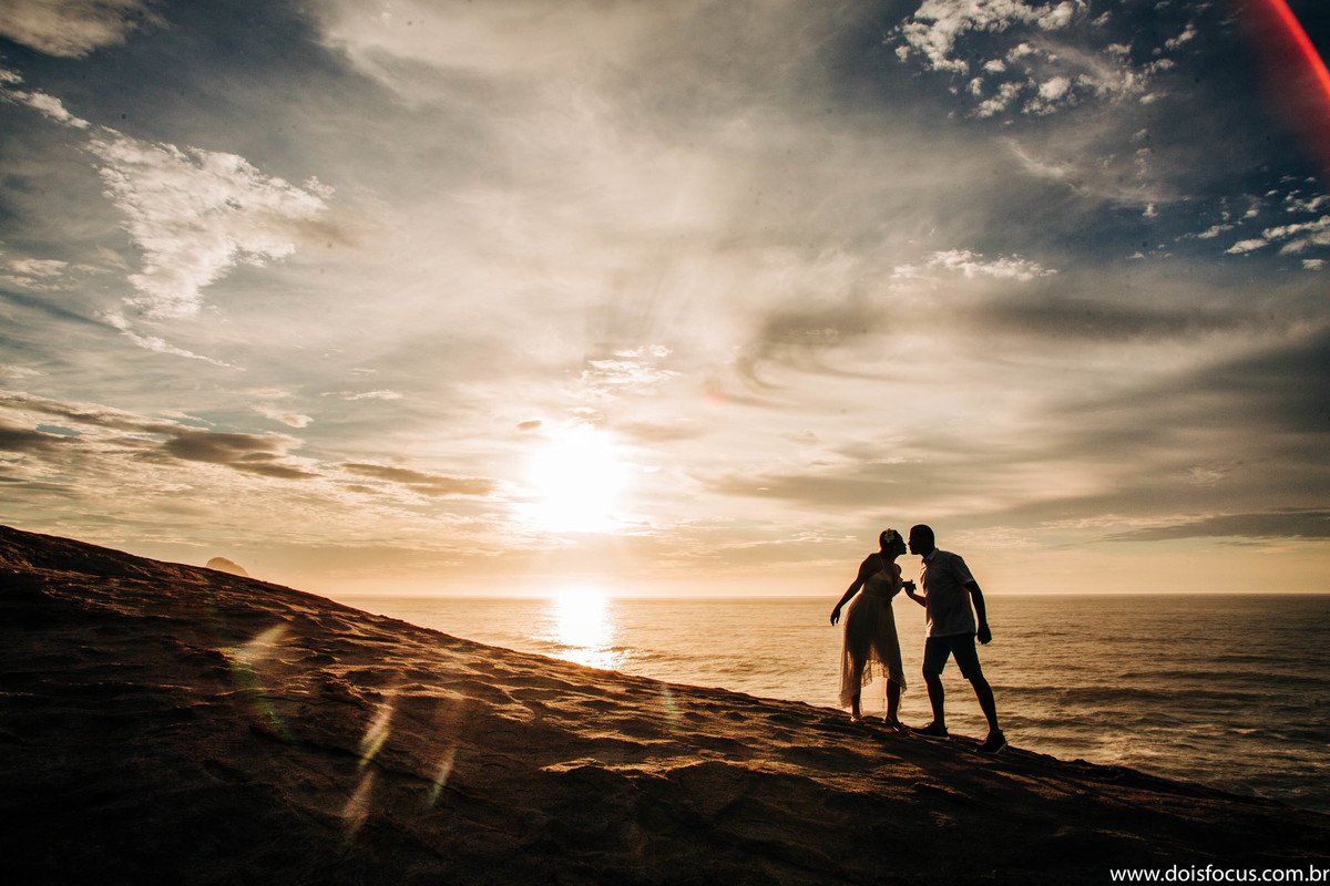 Casal se beija e forma silhueta-  Casal apaixonado em Grumari  - ensaio de noivado -  pré casamento - prewedding - Samyla e Rafael