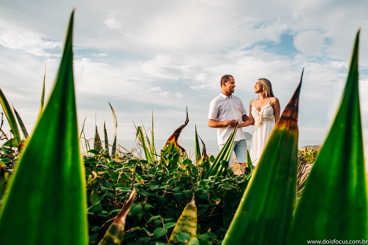  Casal apaixonado em Grumari  - ensaio de noivado -  pré casamento - prewedding - Samyla e Rafael