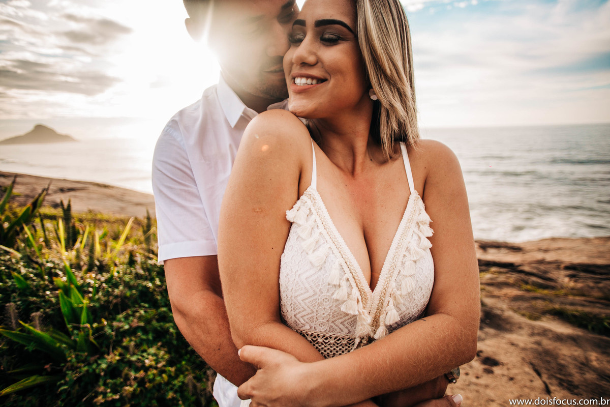 Abraço apaixonado - Casal apaixonado em Grumari  - ensaio de noivado -  pré casamento - prewedding - Samyla e Rafael