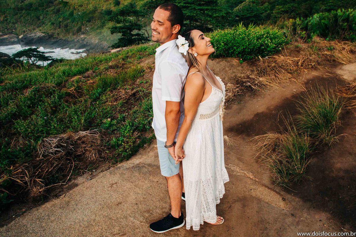  Casal apaixonado em Grumari  - ensaio de noivado -  pré casamento - prewedding - Samyla e Rafael