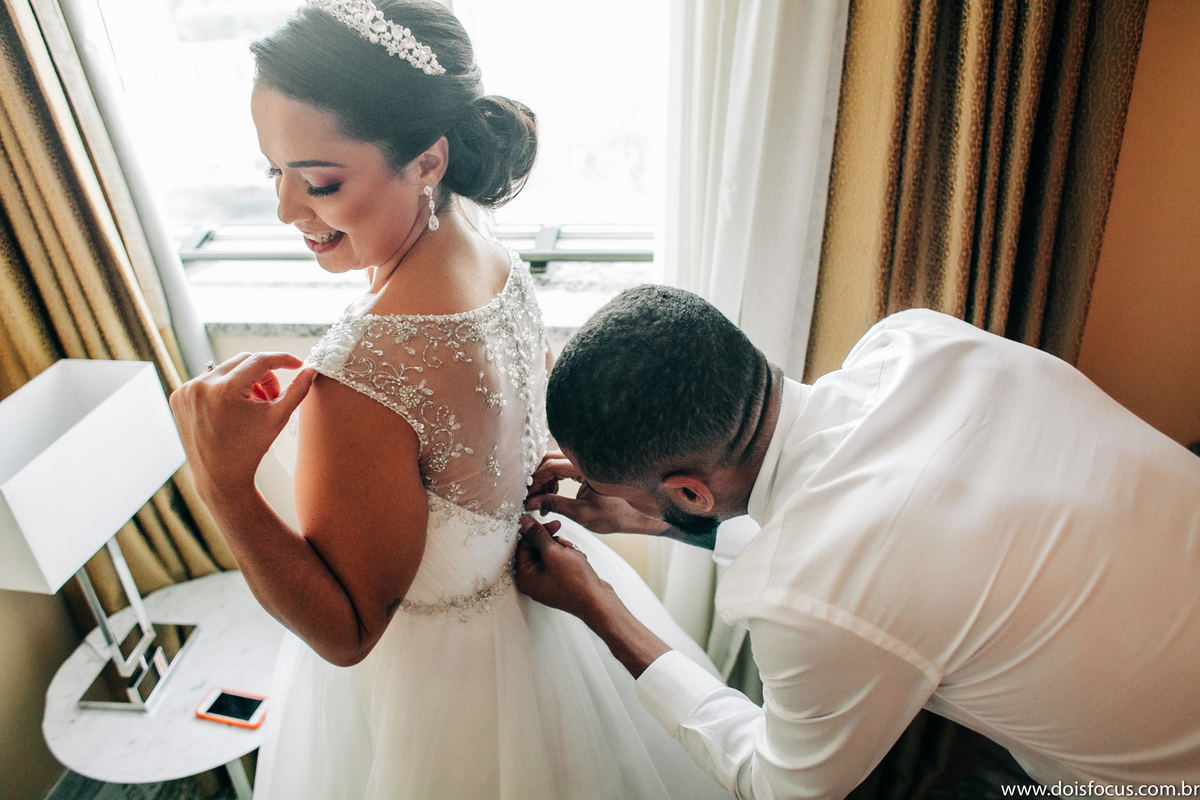 Making of da noiva - maquiando a noiva -Casamento  -  Fotógrafo de casamento - fotógrafo rj - buquê da noiva iluminado