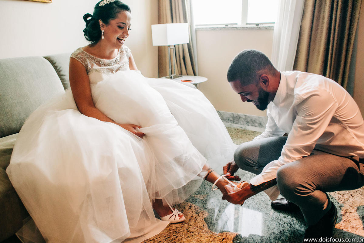 Making of da noiva - maquiando a noiva -Casamento  -  Fotógrafo de casamento - fotógrafo rj - buquê da noiva iluminado