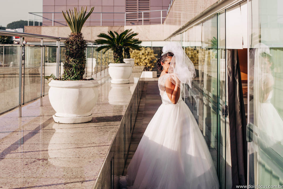 Making of da noiva - maquiando a noiva -Casamento  -  Fotógrafo de casamento - fotógrafo rj - buquê da noiva iluminado