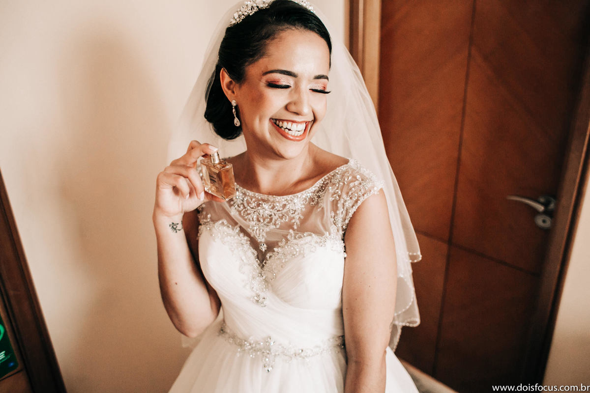 Making of da noiva - maquiando a noiva -Casamento  -  Fotógrafo de casamento - fotógrafo rj - buquê da noiva iluminado